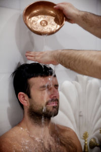 120125 Sebastian Hetesi blir tvttat p Hamal Oriental.